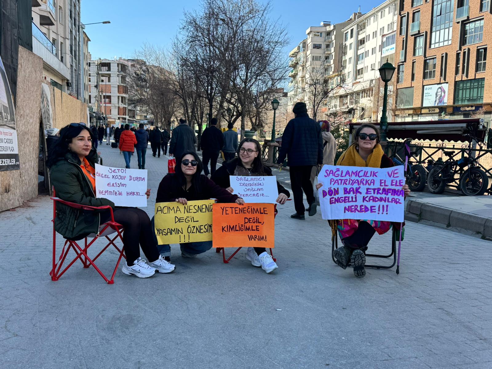 Eskişehir’de engelli/sakat kadınlar 8 Mart’ta sahada: “Kıyıya geçmiyoruz, hareketin merkezindeyiz!”
