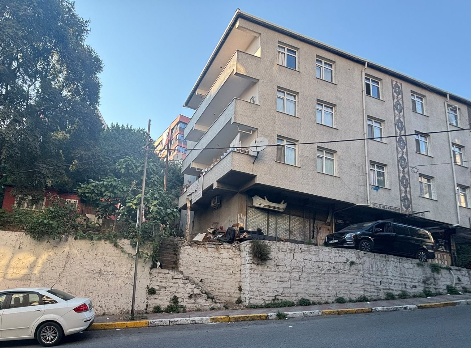 Bozar'ın düştüğü kaldırımın görseli.